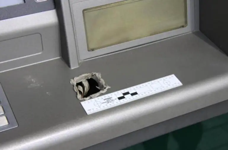 В банкомате просверлено отверстие для эндоскопа